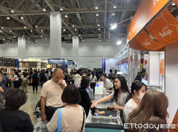 ▲台中國際會展中心咖啡展登場，吸引大批民眾參觀。（圖／記者游瓊華翻攝）