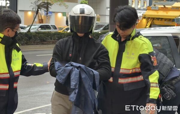 ▲▼林嫌穿著雨衣雨褲搶銀行，要求行員將一千萬元裝進行李箱。（圖／記者邱中岳翻攝）