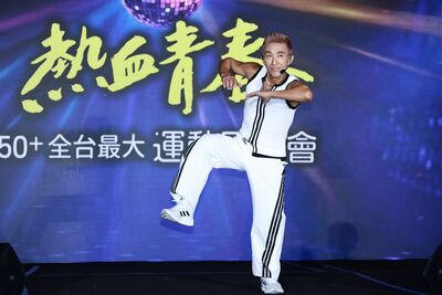 家中人瑞加總超過三百歲 潘若迪百歲父遺願曝光