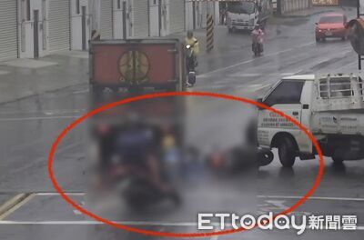 轉彎卡路口2機車打滑撞進貨車底盤！超慘畫面曝　父昏迷子受傷