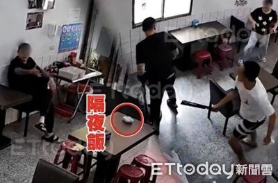 不爽吃到隔夜飯！男衝店裡嗆聲　被老闆拿豬骨剁刀砍到命危