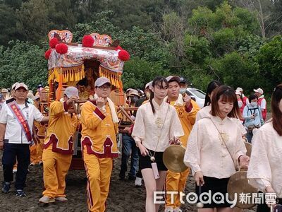 台南安平開台天后宮迎媽祖回鑾遶境　40餘頂神轎齊聚漁光島「上香山」