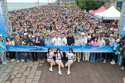 見證世紀地標!淡江大橋健行破10萬人次 人潮擠爆淡水寫紀錄