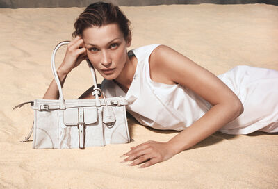 Bella Hadid、劉雯躺進城市沙灘！Prada夏日新款腋下包和草編托特都欠買