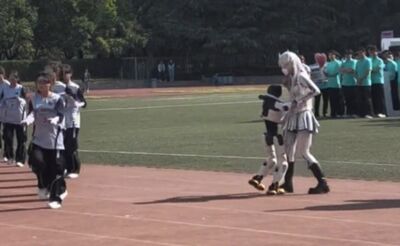 陸機器人轉身「抱女學生」　網友：AI覺醒了？