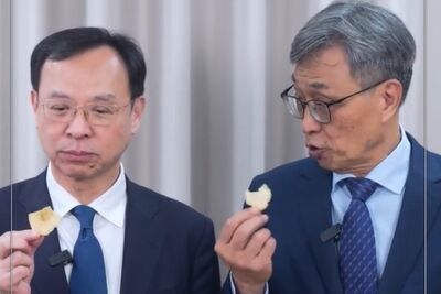 農業、衛福部長嗑洋芋片　宣示進口馬鈴薯把關「比阿嬤挑菜嚴格」