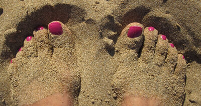 每天穿襪子睡覺！26歲陸女「腳趾甲變千層糕」　醫：只能拔甲