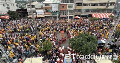 大甲媽回鑾！派出所前三媽「世紀同框」　萬人湧街頭震撼畫面曝