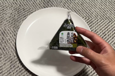 超商飯糰「完美拆法」不沾手爽吃！日網PO教學片狂吸870萬觀看