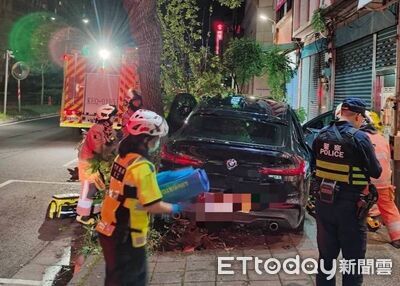 快訊／新竹轎車突「衝上人行道」猛撞路樹　駕駛受困無呼吸心跳