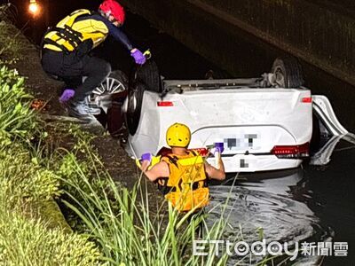 宜蘭女駕駛撞電桿翻落大排！溺水一度命危　陷昏迷送ICU觀察
