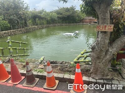 斜坡倒車操作不慎！桃園男駕駛撞毀護欄墜水池　車輛滅頂畫面曝