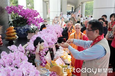 黃偉哲出席浴佛園遊會　攜手佛光山祈福傳善念