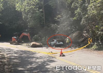 快訊／新北烏來落石坍方砸爛轎車！駕駛去釣魚逃死劫