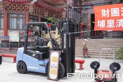 回收物價崩...埔里清潔隊堆成山　恒吉宮媽祖廟慨捐堆高機