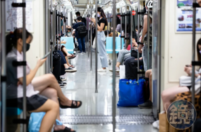 夏天還沒到...捷運「地獄車廂」開啟！通勤族崩潰： 根本逃不掉