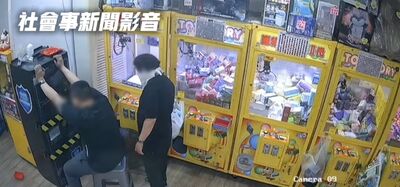 台南2竊賊闖娃娃機店　拿滅火器猛砸兌幣機慘敗！累到掀衣擦汗