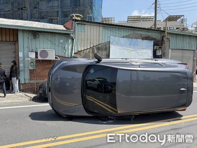 台南新市休旅車擦撞路邊車側翻　駕駛輕傷未送醫