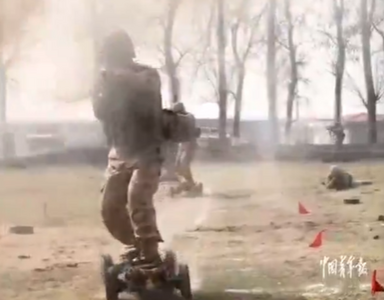 陸官媒一次曝光解放軍「無人軍團」　1人可控96架無人蜂群