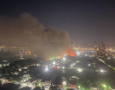 快訊／蘆洲凌晨大火！連棟鐵皮工廠全面燃燒「火光映紅夜空」