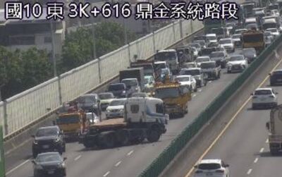 快訊／國10拖板車失控撞護欄！「折甘蔗」佔2車道　一度回堵2km