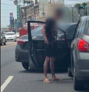 包腿男「爭車道」囂張攔車！駕駛嚇到取消報案　警仍依3罪送辦