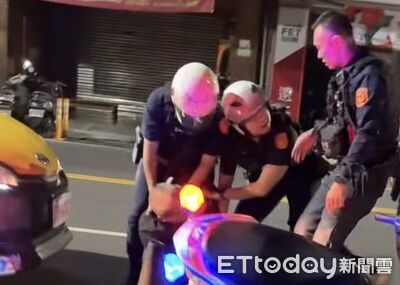 桃園運將違規左轉遭攔「酒測0.07」 被開單失控踹警車慘了