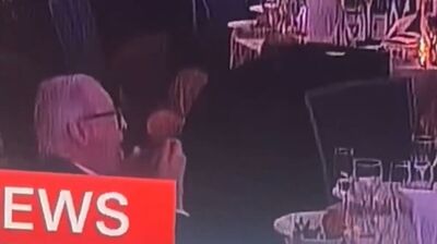 晚宴槍響全場驚慌！只有他穩坐桌邊「狂嗑沙拉」　超淡定畫面瘋傳