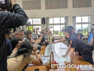 南投焚化爐環評開會選濁水媽遶境日 自救會成員當場焚香求神抗議