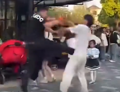 不讓抽秒爆走！上海迪士尼壯漢「跳躍飛踹＋狠甩8耳光」勸菸男