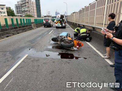 快訊／台1線三重高架紅牌重機出事　騎士追撞小貨車躺地送醫