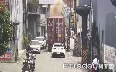 驚悚！新莊貨櫃車2小時內連撞2變電箱　瞬間冒煙起火畫面曝