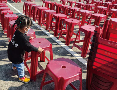 紙風車「椅子會」送白沙屯媽祖祈福卡　5/3拱天宮還願演出