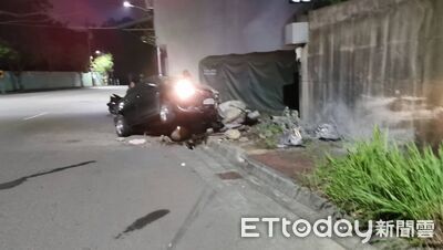 快訊/台中轎車夜間突撞民宅 女駕駛無呼吸心跳
