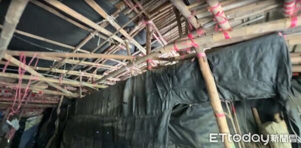 ▲台南左鎮二寮里發生一家三口陳屍住處事件，警方封鎖現場調查，卻傳出意外起獲26萬元現金。（記者林東良翻攝，下同）