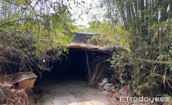 ▲台南左鎮二寮里發生一家三口陳屍住處事件，警方封鎖現場調查，卻傳出意外起獲26萬元現金。（記者林東良翻攝，下同）