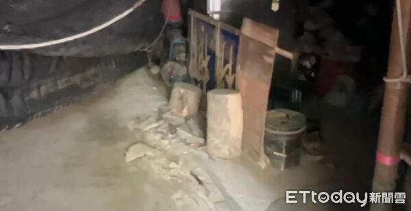 ▲台南左鎮二寮里發生一家三口陳屍住處事件，警方封鎖現場調查，卻傳出意外起獲26萬元現金。（記者林東良翻攝，下同）