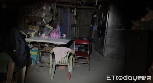 ▲台南左鎮二寮里發生一家三口陳屍住處事件，警方封鎖現場調查，卻傳出意外起獲26萬元現金。（記者林東良翻攝，下同）