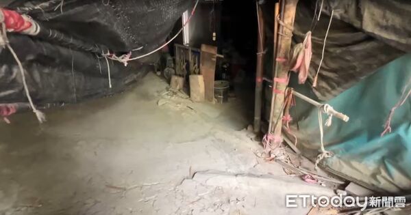 ▲台南左鎮二寮里發生一家三口陳屍住處事件，警方封鎖現場調查，卻傳出意外起獲26萬元現金。（記者林東良翻攝，下同）