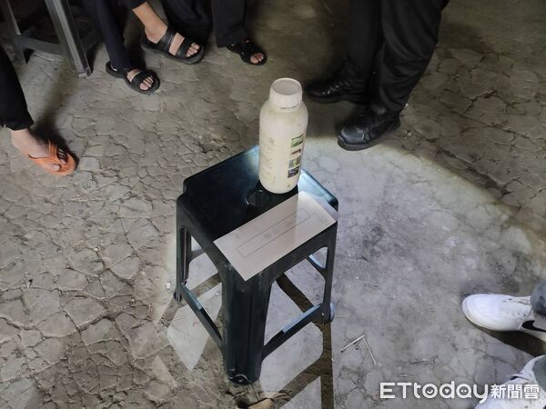 ▲台南左鎮二寮里發生一家三口陳屍住處事件，警方封鎖現場調查，卻傳出意外起獲26萬元現金。（記者林東良翻攝，下同）