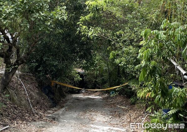 ▲台南左鎮二寮里發生一家三口陳屍住處事件，警方封鎖現場調查，卻傳出意外起獲26萬元現金。（記者林東良翻攝，下同）