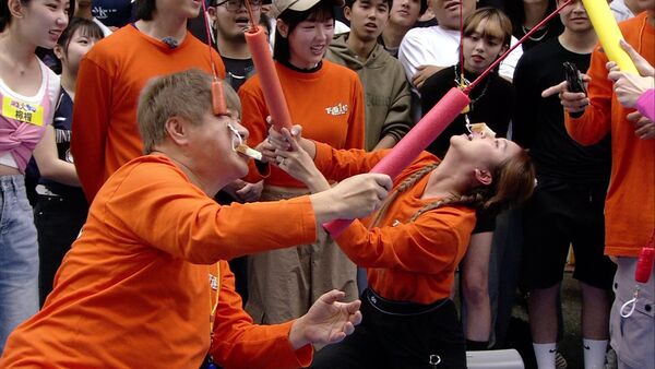 ▲胡瓜親自示範遊戲笑料百出 。（圖／民視提供）