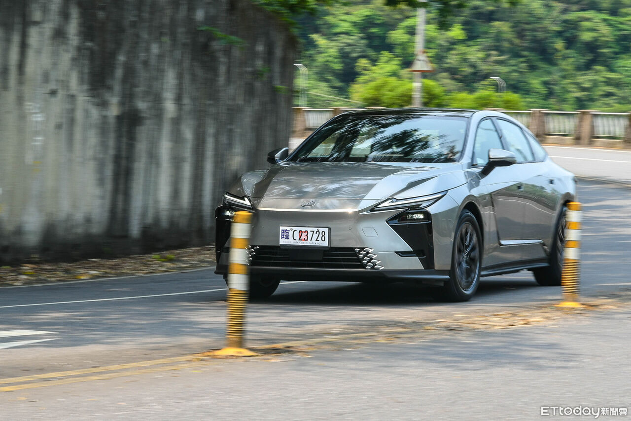 ▲新一代LEXUS ES空間強勢！全新電動版更是新鮮感十足。（圖／記者徐煜展攝）