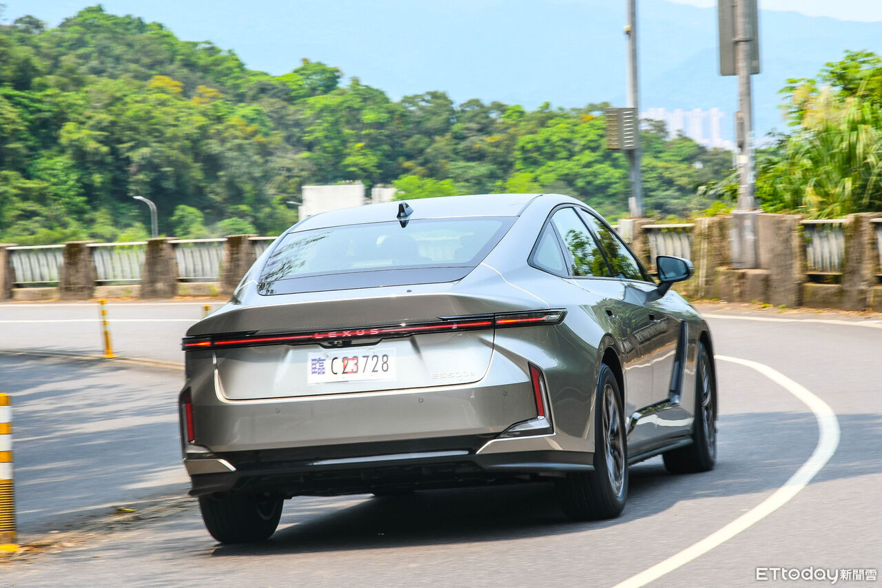 ▲新一代LEXUS ES空間強勢！全新電動版更是新鮮感十足。（圖／記者徐煜展攝）