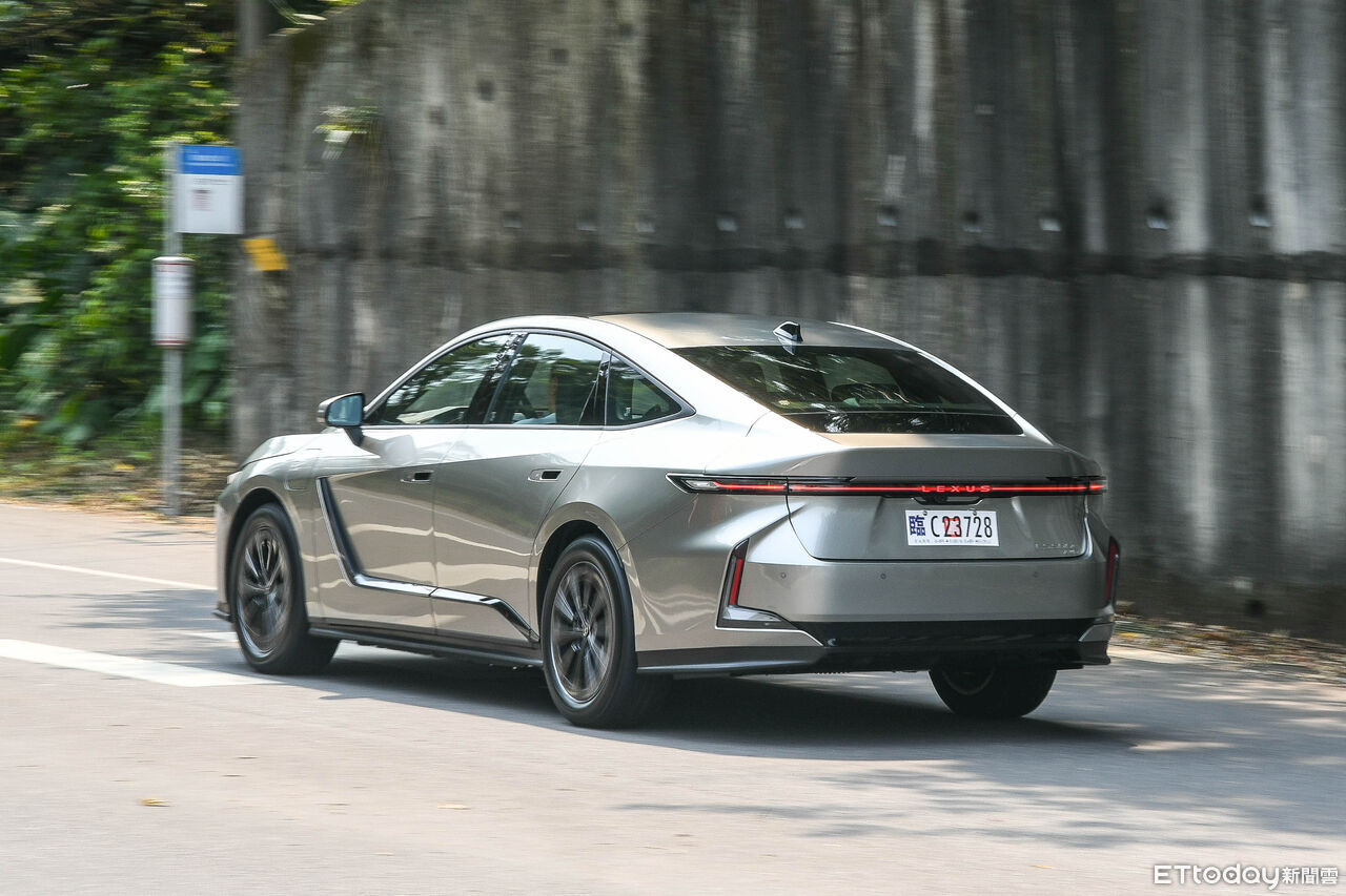 ▲新一代LEXUS ES空間強勢！全新電動版更是新鮮感十足。（圖／記者徐煜展攝）