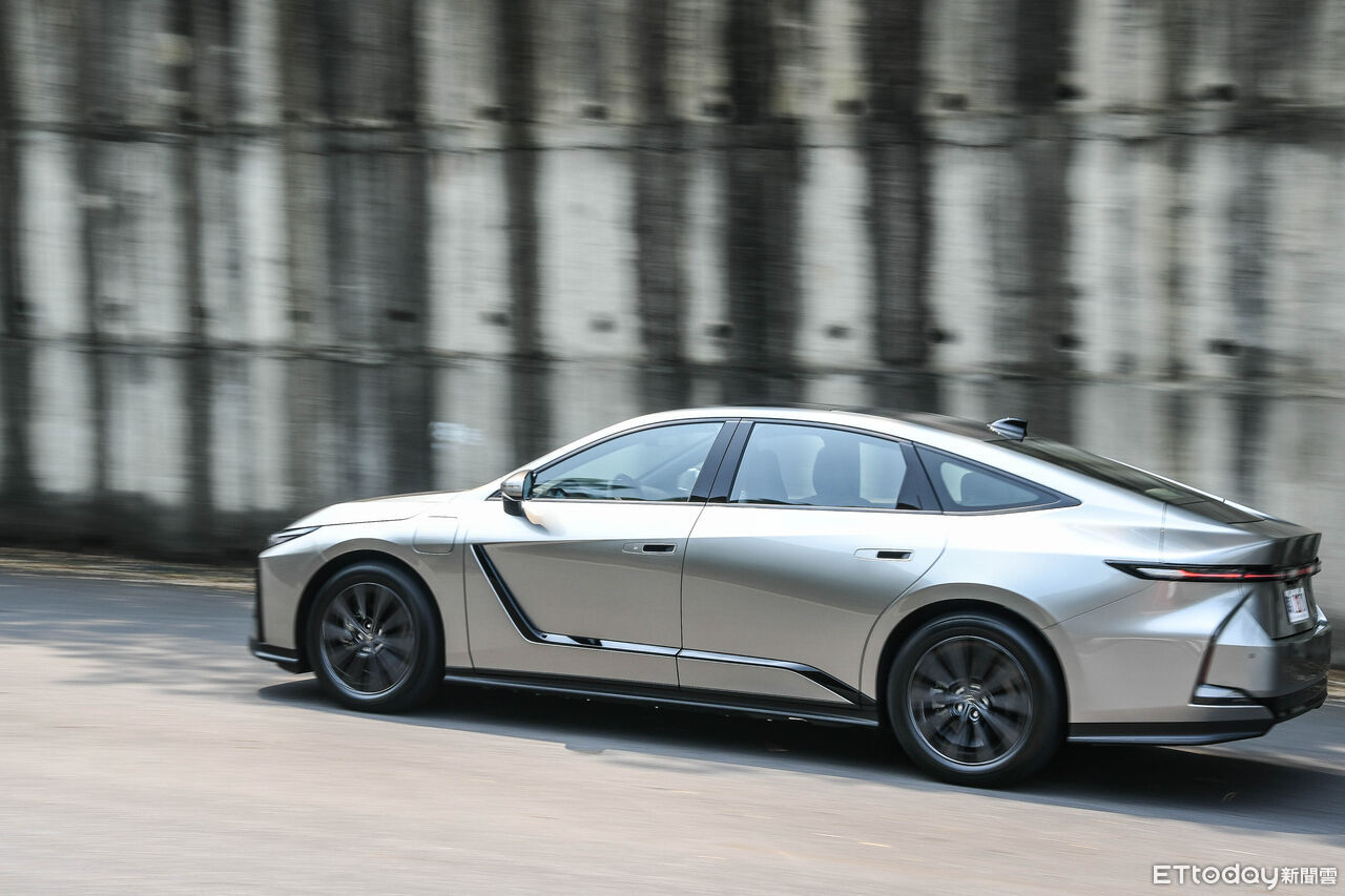 ▲新一代LEXUS ES空間強勢！全新電動版更是新鮮感十足。（圖／記者徐煜展攝）