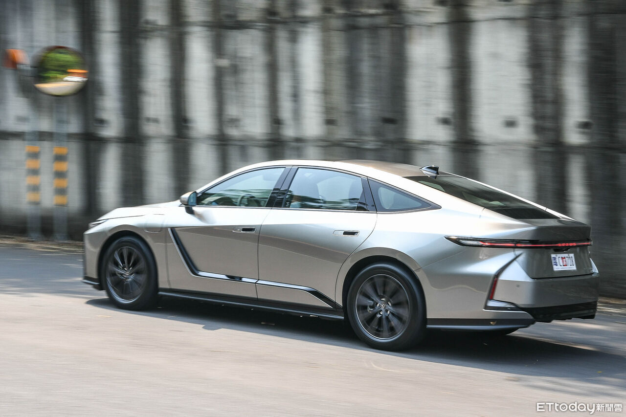 ▲新一代LEXUS ES空間強勢！全新電動版更是新鮮感十足。（圖／記者徐煜展攝）