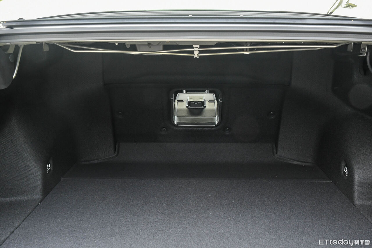 ▲新一代LEXUS ES空間強勢！全新電動版更是新鮮感十足。（圖／記者徐煜展攝）