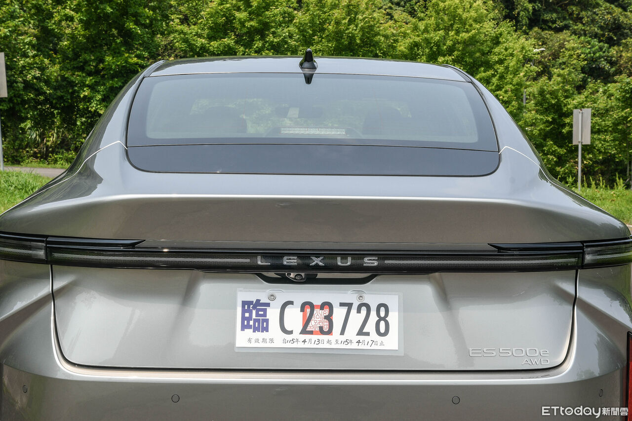 ▲新一代LEXUS ES空間強勢！全新電動版更是新鮮感十足。（圖／記者徐煜展攝）