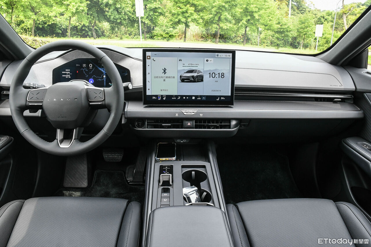 ▲新一代LEXUS ES空間強勢！全新電動版更是新鮮感十足。（圖／記者徐煜展攝）